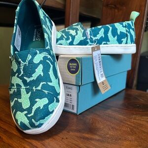 NEW TOMS Alpargata whale shark slip ons Youth size 12.5